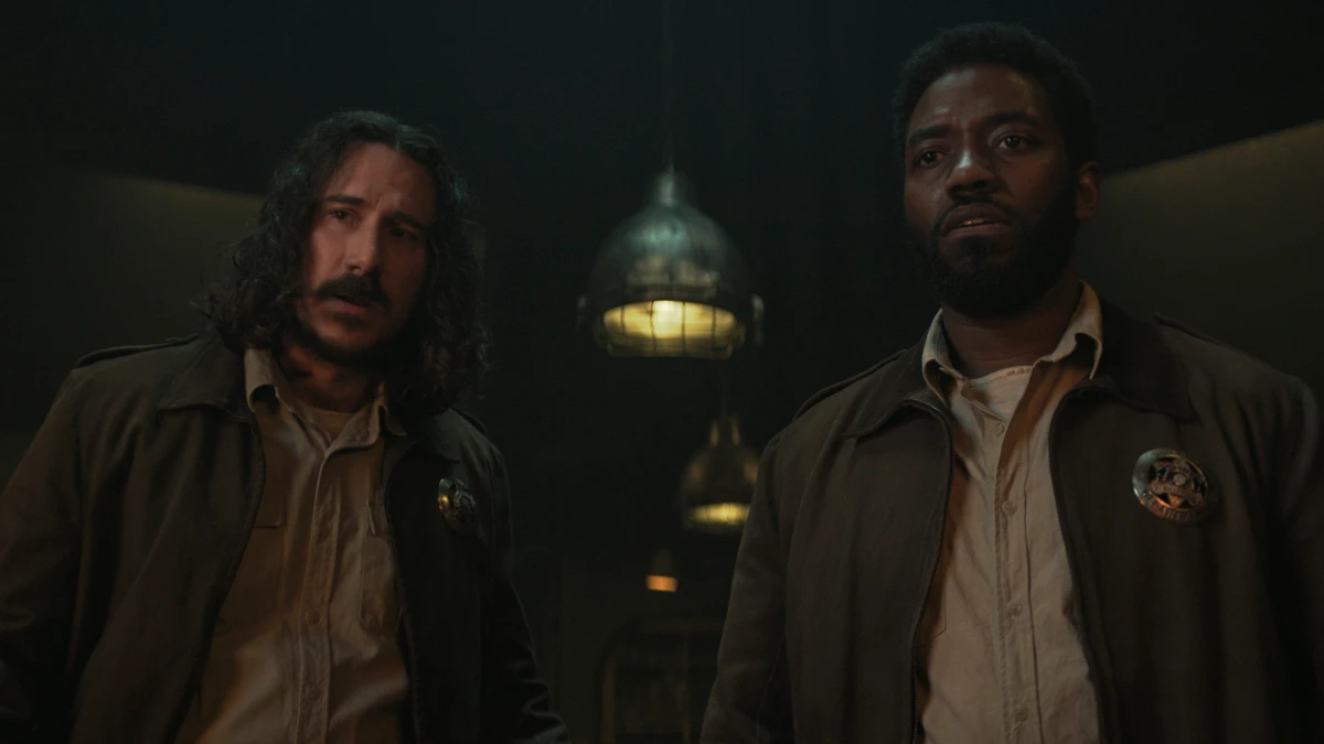 Billy Postlethwaite e Chinaza Uche no episódio 6 da temporada 3 de Silo no Apple TV