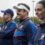 Brendan Hunt, Jason Sudeikis e Tanya Reynolds no episódio 4 da temporada 4 de Ted Lasso