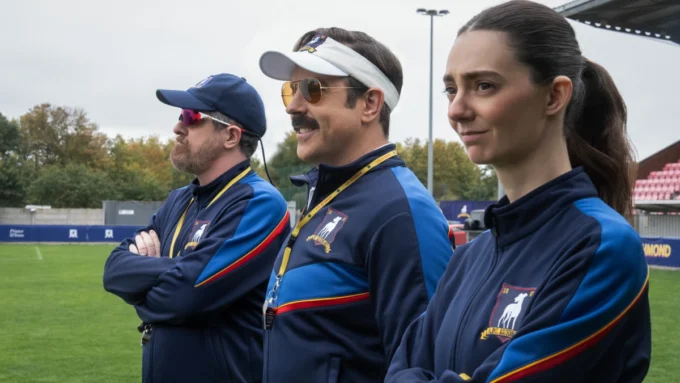 Brendan Hunt, Jason Sudeikis e Tanya Reynolds no episódio 4 da temporada 4 de Ted Lasso