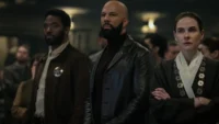 Chinaza Uche, Common e Rebecca Ferguson no episódio 9 da temporada 3 de Silo