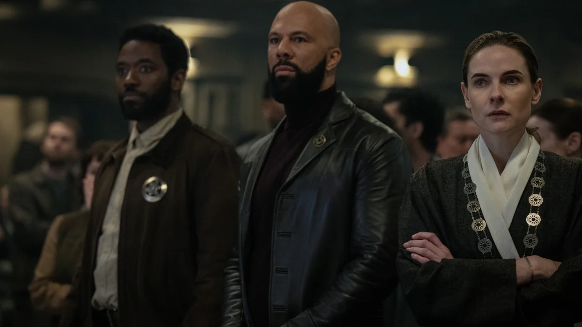 Chinaza Uche, Common e Rebecca Ferguson no episódio 9 da temporada 3 de Silo