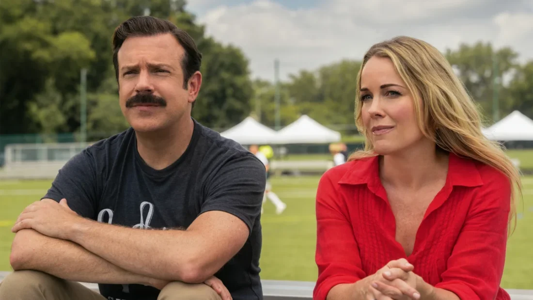 Jason Sudeikis e Andrea Anders no episódio 1 da temporada 4 de Ted Lassodo Apple TV