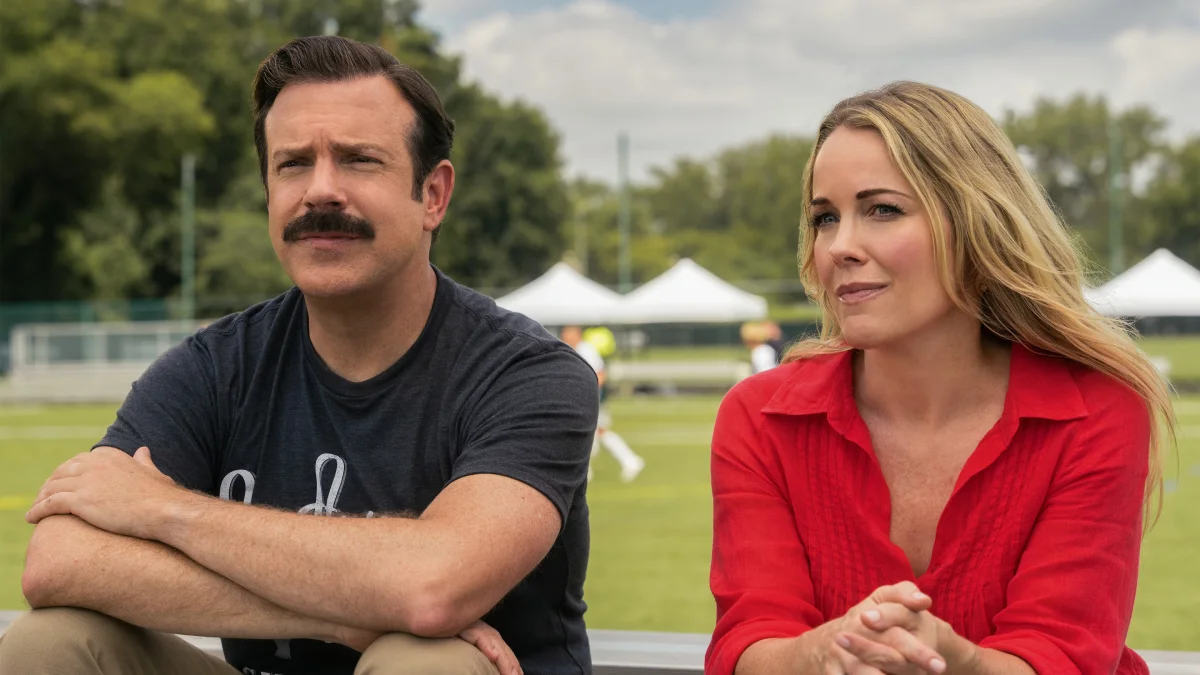 Jason Sudeikis e Andrea Anders no episódio 1 da temporada 4 de Ted Lassodo Apple TV