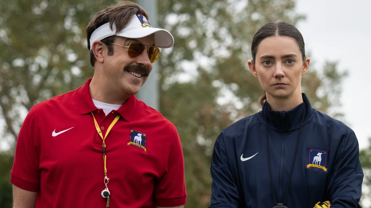 Jason Sudeikis e Tanya Reynolds no episódio 1 da temporada 4 de Ted Lassodo Apple TV