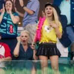 Jeremy Swift, Hannah Waddingham, Juno Temple e Jason Sudeikis no episódio 1 da temporada 4 de Ted Lassodo Apple TV