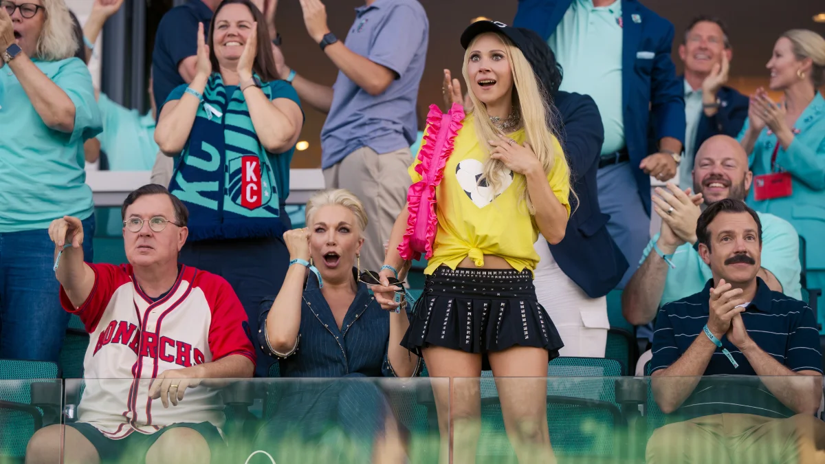 Jeremy Swift, Hannah Waddingham, Juno Temple e Jason Sudeikis no episódio 1 da temporada 4 de Ted Lassodo Apple TV