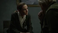 Rebecca Ferguson e Tim Robbins no episódio 9 da temporada 3 de Silo