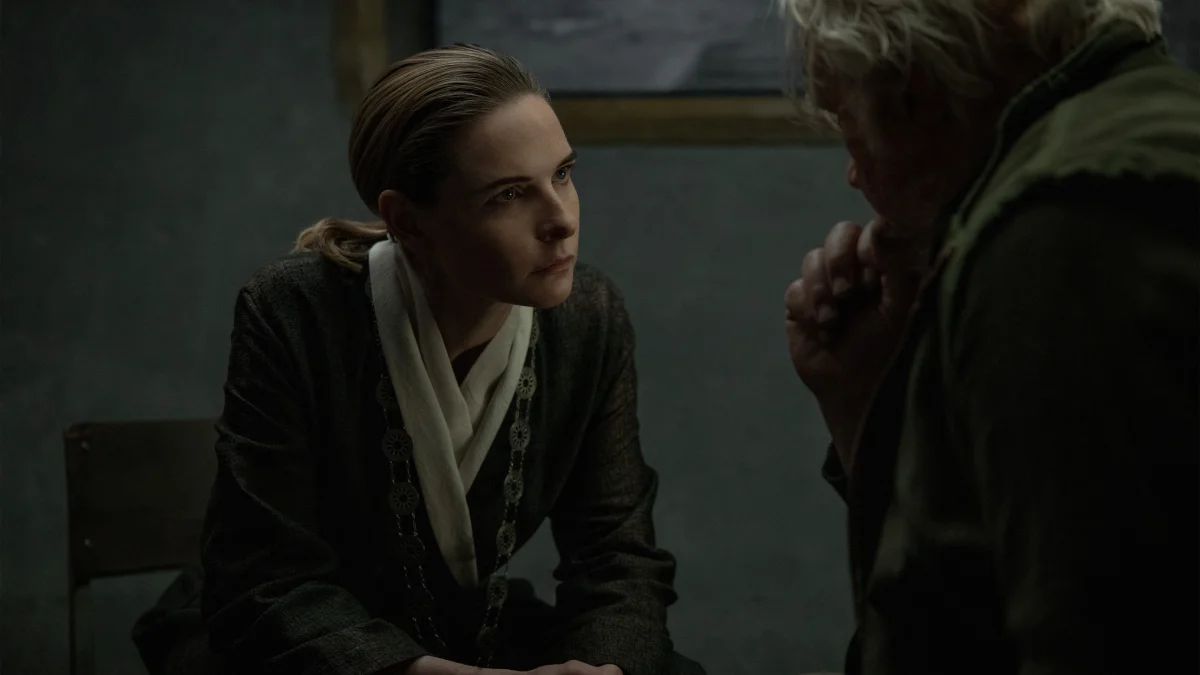 Rebecca Ferguson e Tim Robbins no episódio 9 da temporada 3 de Silo
