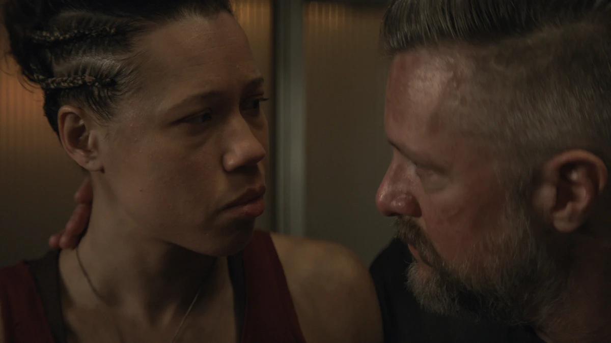 Remmie Milner e Shane McRae no episódio 6 da temporada 3 de Silo no Apple TV