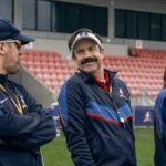 Brendan Hunt, Jason Sudeikis e Tanya Reynolds no episódio 5 da temporada 4 de Ted Lasso