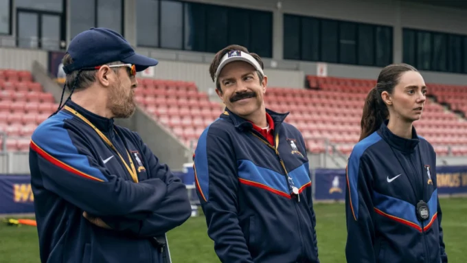 Brendan Hunt, Jason Sudeikis e Tanya Reynolds no episódio 5 da temporada 4 de Ted Lasso