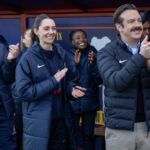 Brendan Hunt, Tanya Reynolds e Jason Sudeikis no episódio 8 da temporada 4 de Ted Lasso