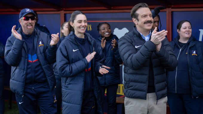 Brendan Hunt, Tanya Reynolds e Jason Sudeikis no episódio 8 da temporada 4 de Ted Lasso