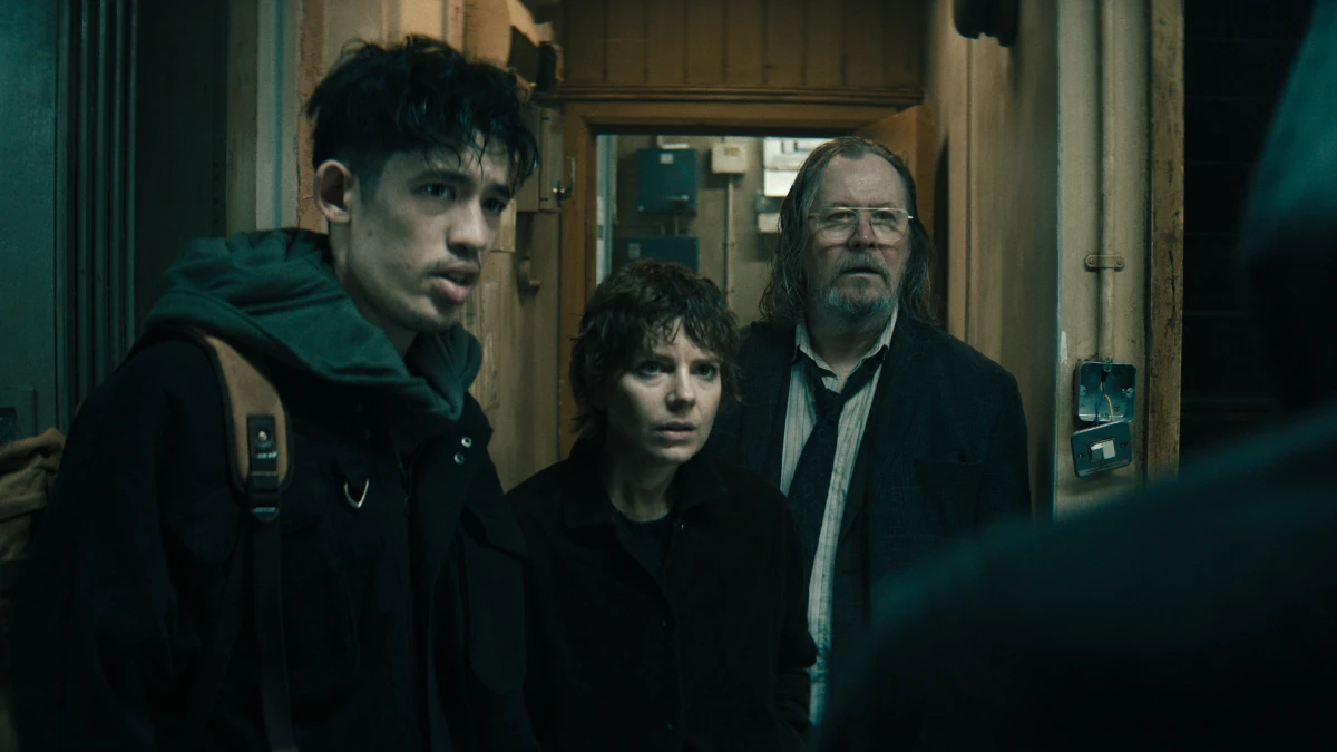 Christopher Chung, Aimee-Ffion Edwards e Gary Oldman no episódio 1 da temporada 6 de Slow Horses