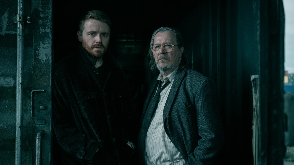 Jack Lowden e Gary Oldman no episódio 1 da temporada 6 de Slow Horses