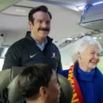 Jason Sudeikis e Annette Badland no episódio 9 da temporada 4 de Ted Lasso