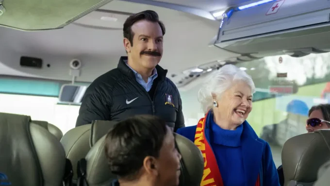 Jason Sudeikis e Annette Badland no episódio 9 da temporada 4 de Ted Lasso