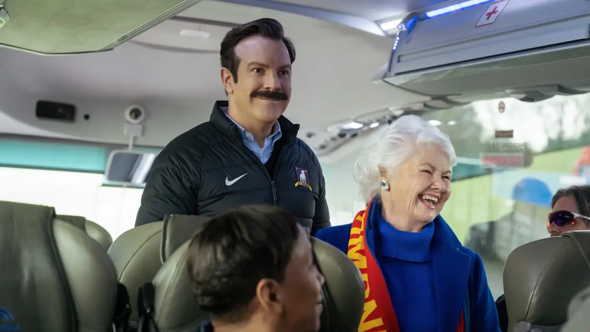 Jason Sudeikis e Annette Badland no episódio 9 da temporada 4 de Ted Lasso