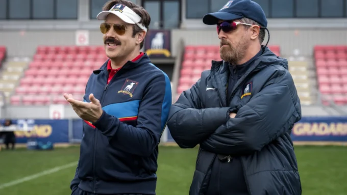 Jason Sudeikis e Brendan Hunt no episódio 7 da temporada 4 de Ted Lasso