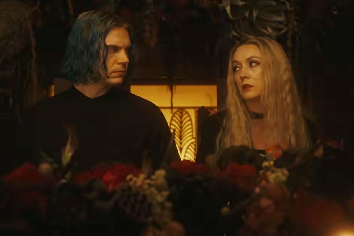 evan peters e billie lourd na temporada 13 de american horror story
