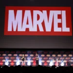 Brad Winderbaum e Brandon Davis falam no palco durante o Painel Marvel no NYCC 2026