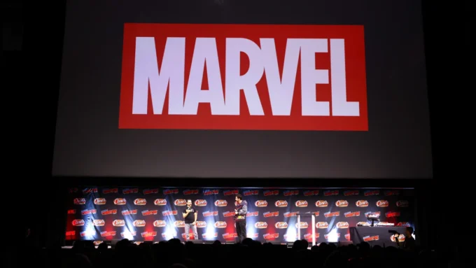 Brad Winderbaum e Brandon Davis falam no palco durante o Painel Marvel no NYCC 2026