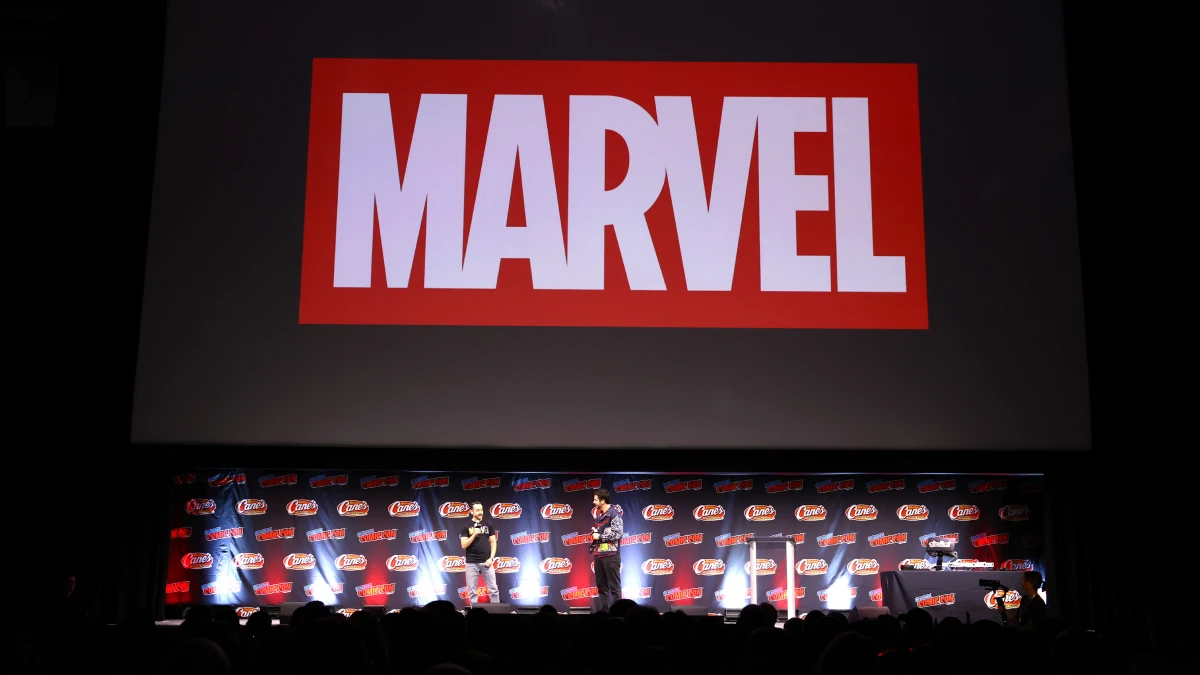 Brad Winderbaum e Brandon Davis falam no palco durante o Painel Marvel no NYCC 2026