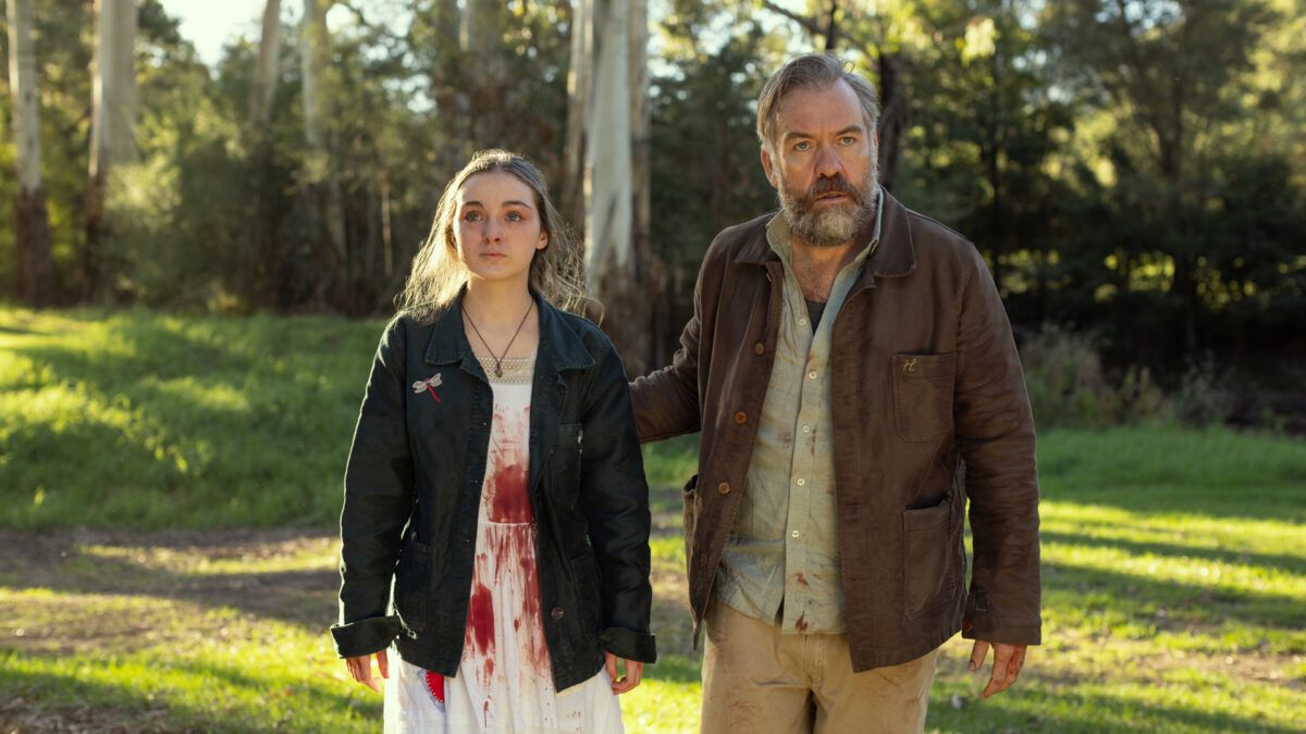 Chloe Jean Lourdes e Brendan Cowell no episódio 6, final da série Desaparecida