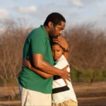 Lázaro Ramos e Yuri Gomes em cena do filme Feito Pipa