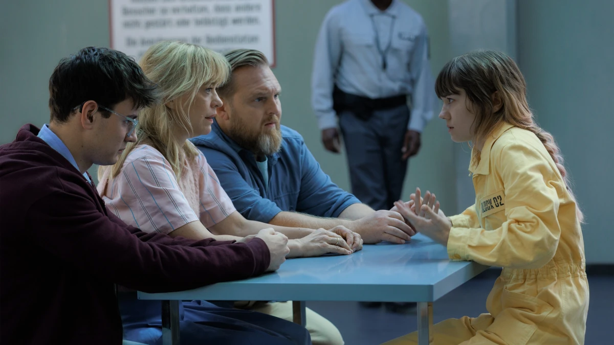 Leo Simon, Heike Makatsch, Axel Stein e Lea Drinda no episódio 1 da temporada 2 de Onde Está a Wanda