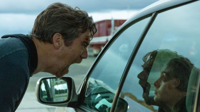 Patrick Brammall e Chloe Jean Lourdes no episódio 6, final da série Desaparecida