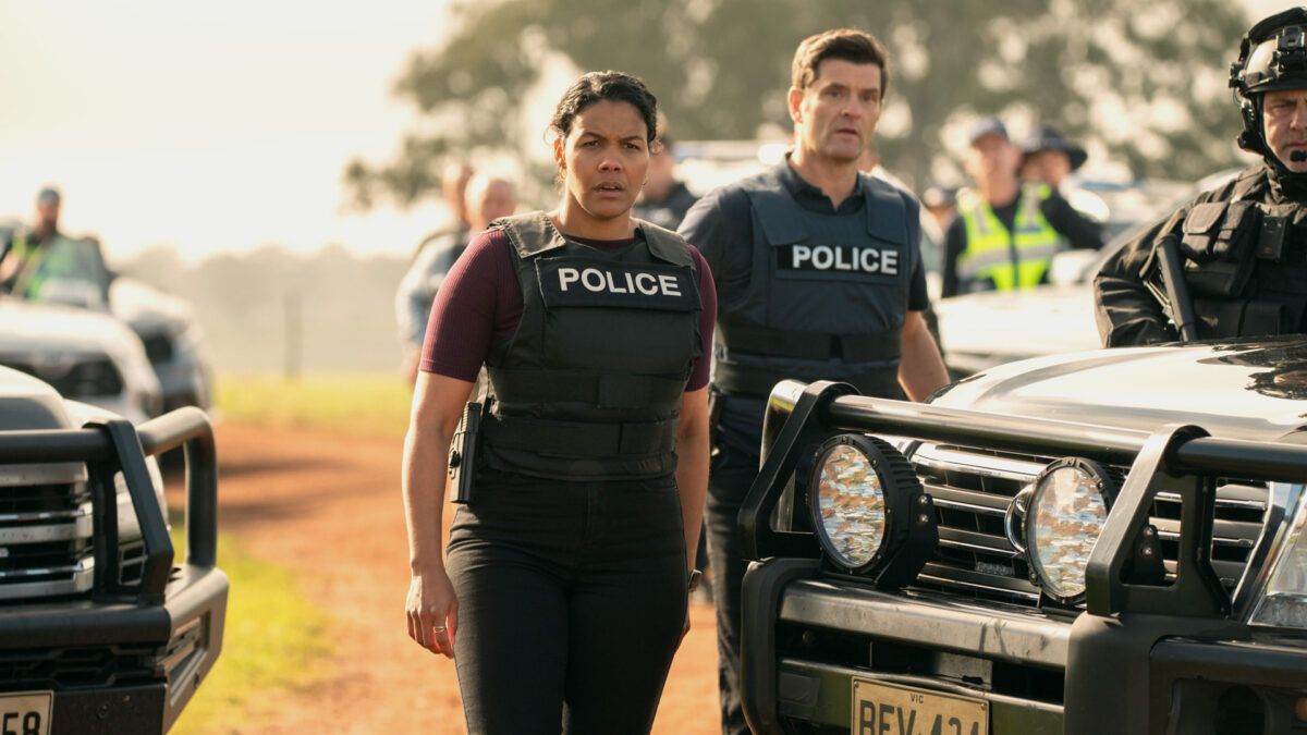 Zahra Newman e James Saunders no episódio 6, final da série Desaparecida