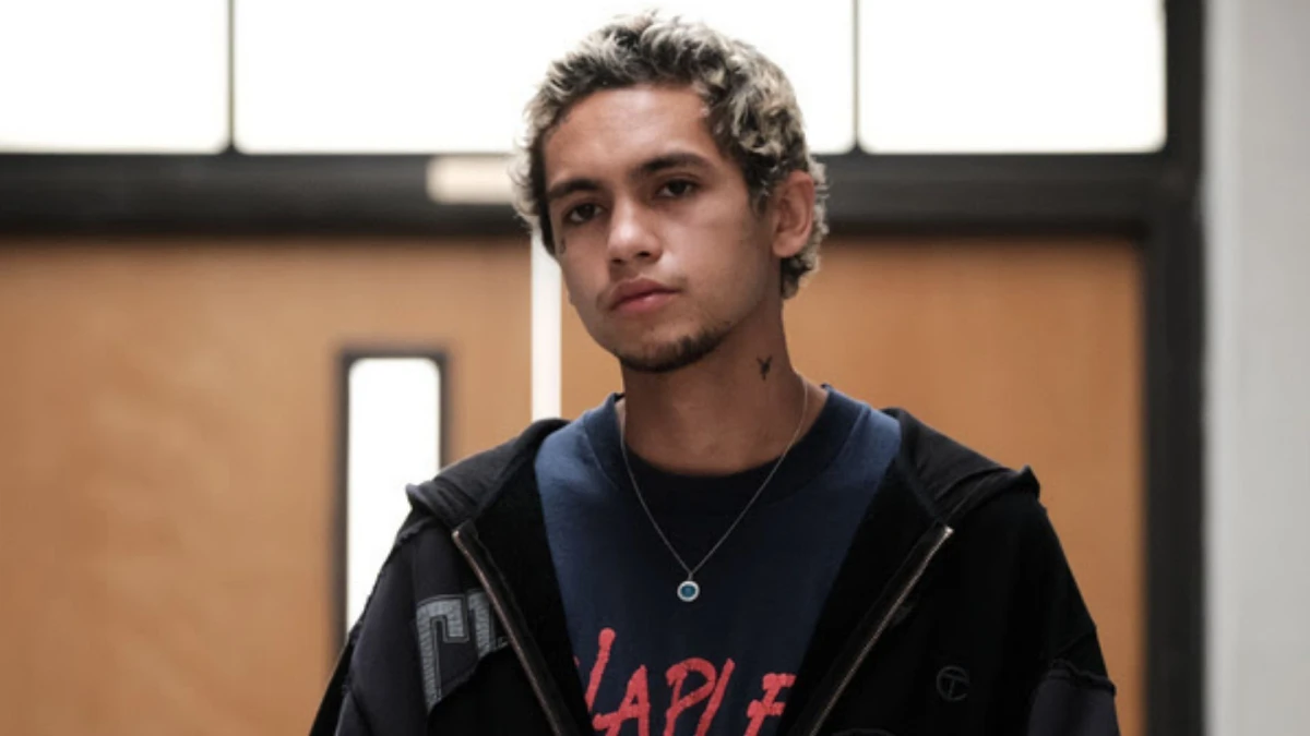 dominic fike no set de filmagens de euphoria da hbo max